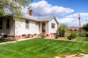 Charming Tropic Home by a Farm Near Bryce Canyon!